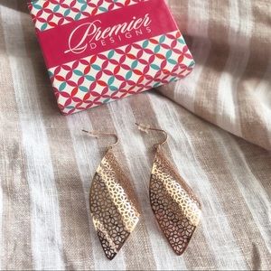 NWOT Premier Designs Rose Gold Ribbon Earrings